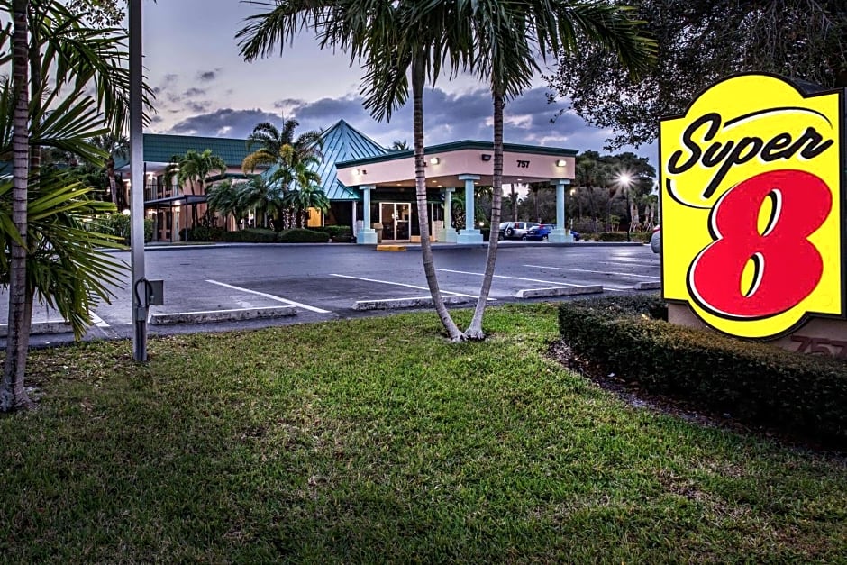 Super 8 by Wyndham North Palm Beach