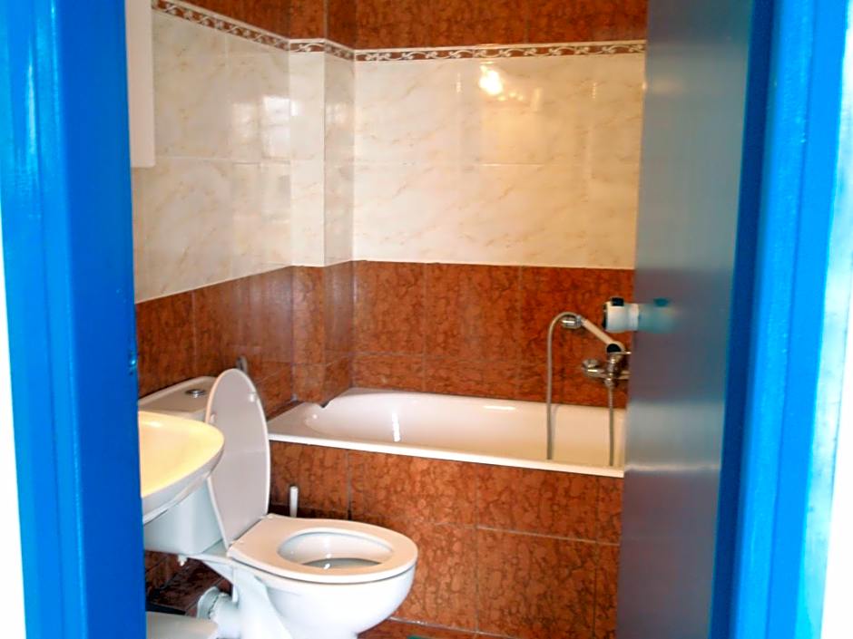 Leonidas Studios & Apartments