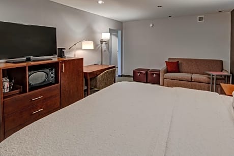 1 King 2-Rm Suite W/Conference Table-12 Chairs Non-smoking