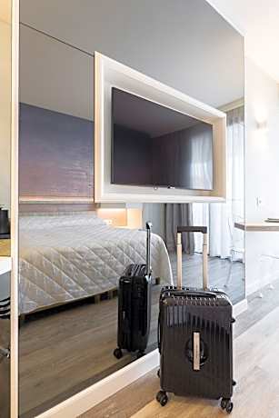 Queen Room with Balcony and Lake View