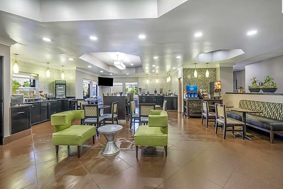 La Quinta Inn & Suites by Wyndham Louisville East