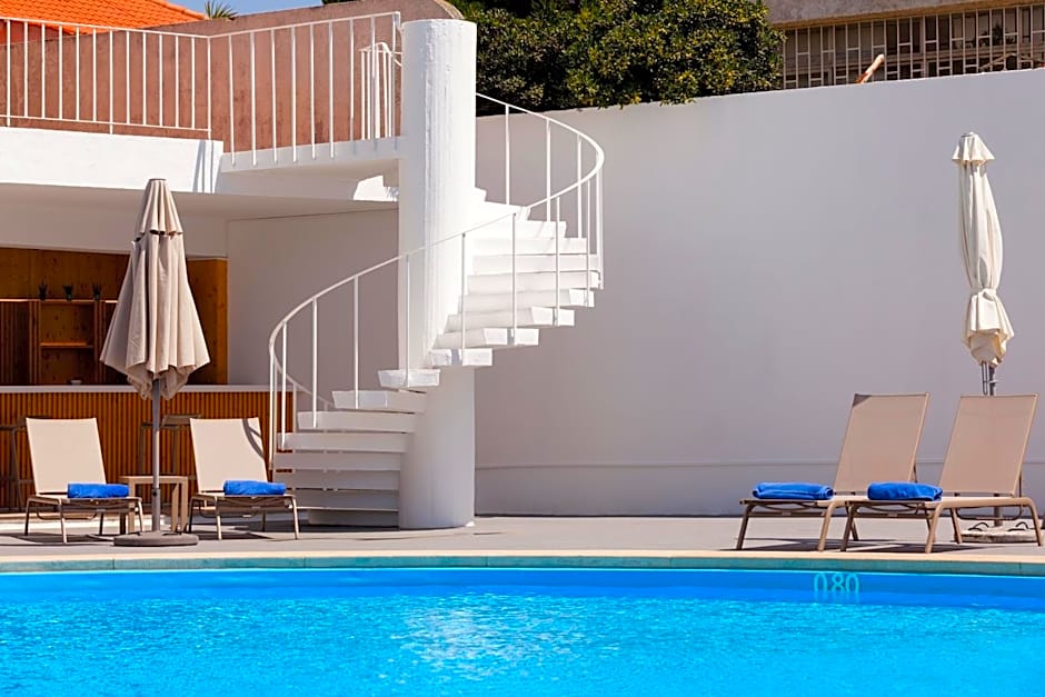 Carcavelos Beach Hotel