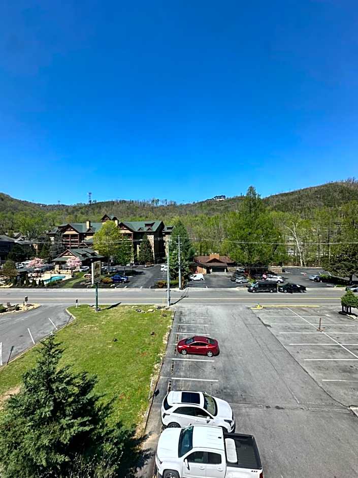 Days Inn & Suites by Wyndham Downtown Gatlinburg Parkway