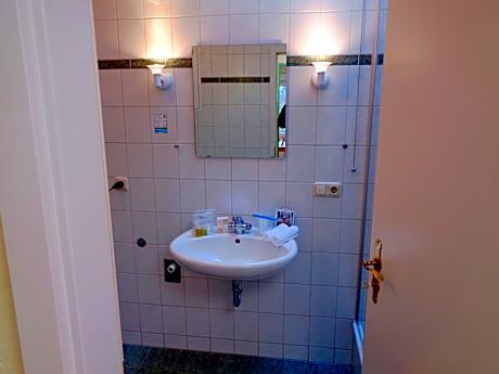 Deluxe Double Room with Shower