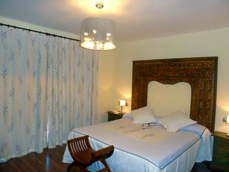 Standard Room with Queen Bed