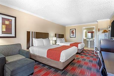 2 Queen Mobility Access Roll In Shower Work Desk Microwave Fridge Wi-Fi Non-Smoking Full Breakfast