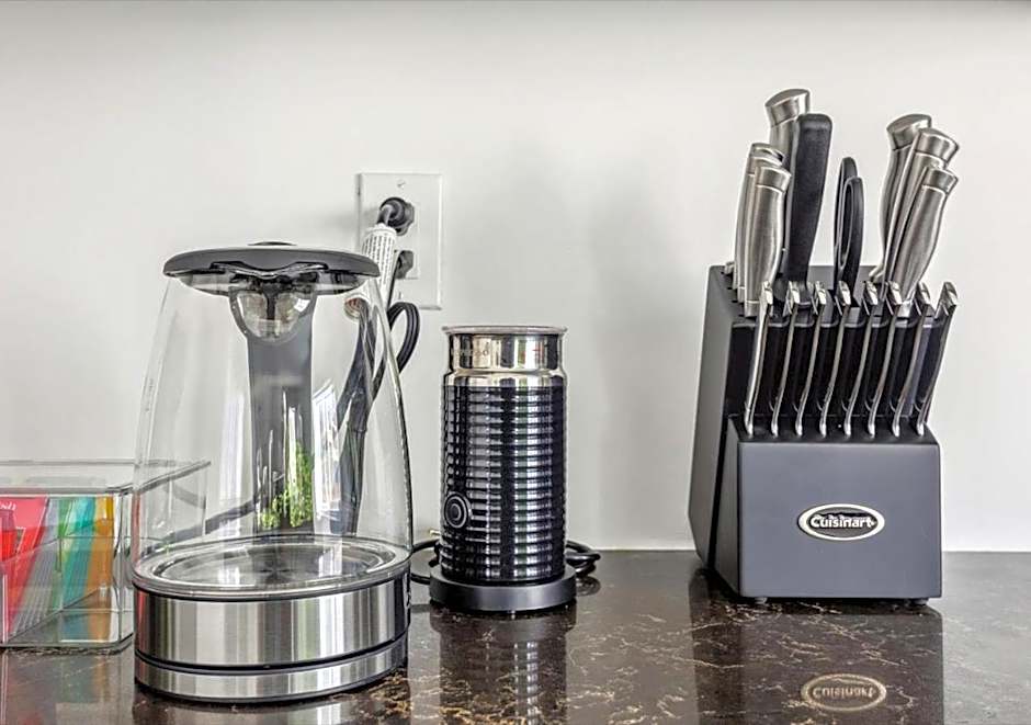 Luxurious and Beautiful, Barrie