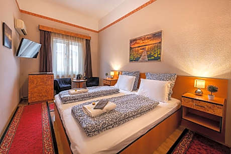 Superior 1 Queen Bed