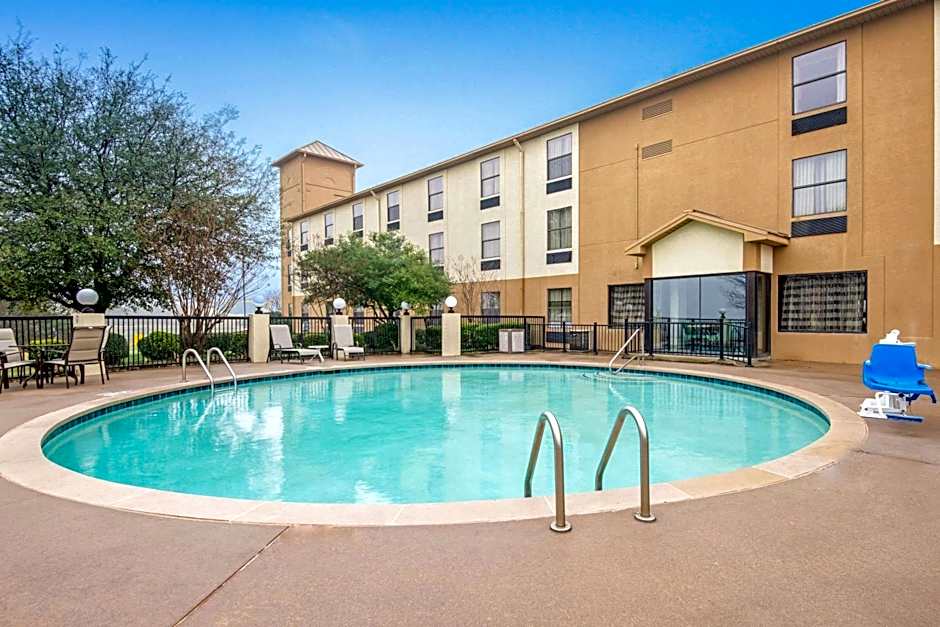La Quinta Inn & Suites by Wyndham Denison - North Lake Texoma