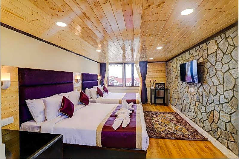 Sumitel Hotel 500 meters from Mall Road