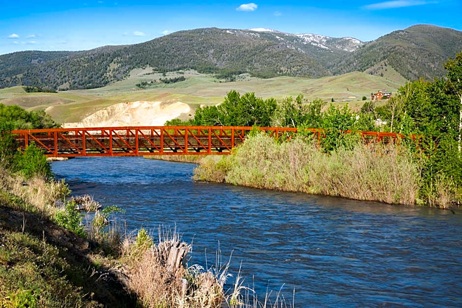 Super 8 by Wyndham Salmon