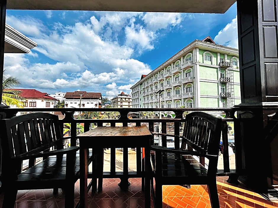 Domon Riverside Hotel