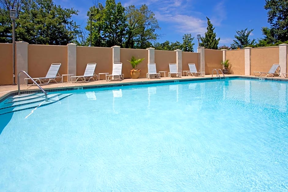 Holiday Inn Express Washington DC East- Andrews AFB By IHG