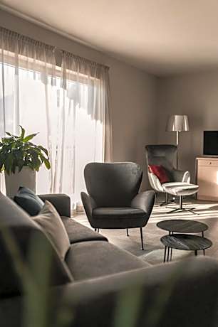 Superior One-Bedroom Apartment with panoramic and Mountain View - Poolseite