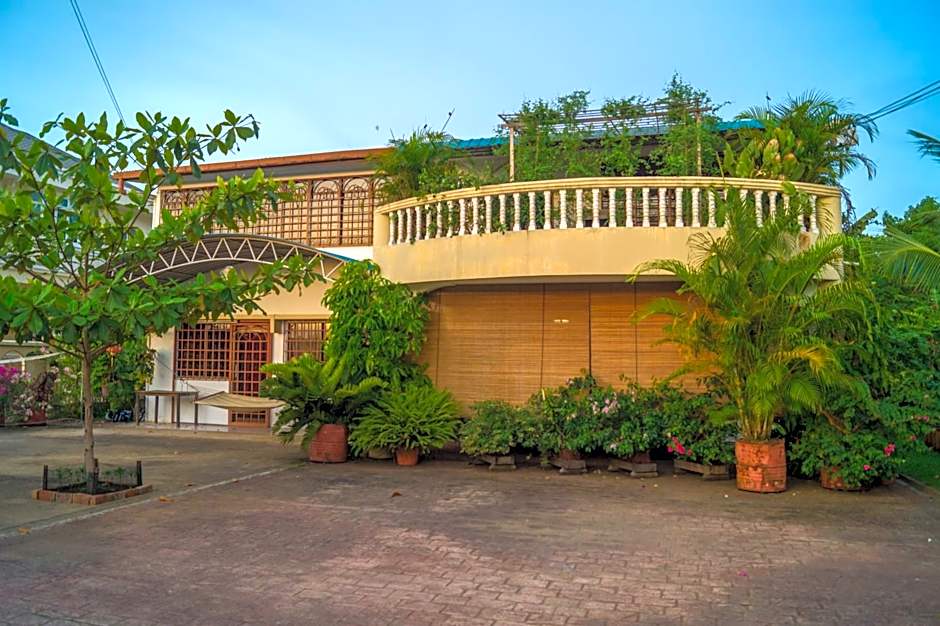 HAKS Boutique B&B with Pool & Farm-to-Table Dining