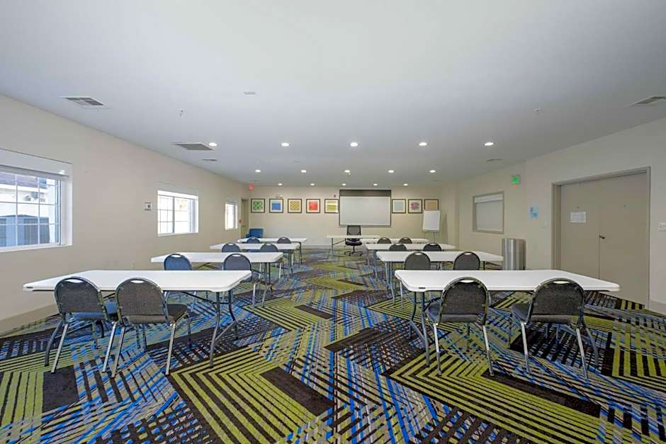 Holiday Inn Express Hotel & Suites Carlsbad By IHG