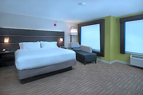 King Suite with Disability Access and Bathtub - Non Smoking