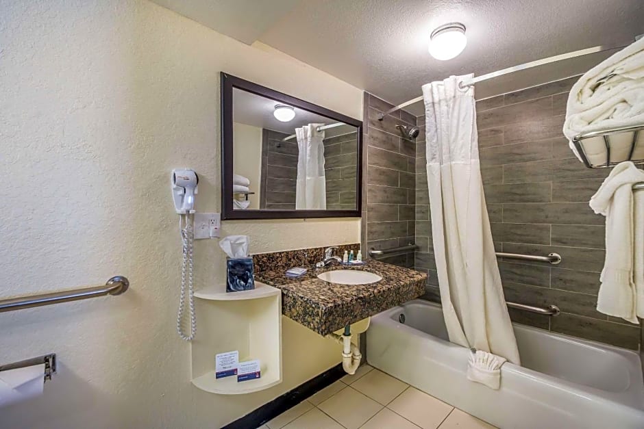 Clarion Inn & Suites Central Clearwater Beach