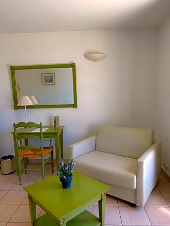 Deluxe Room (2 Adults + 1 Child)