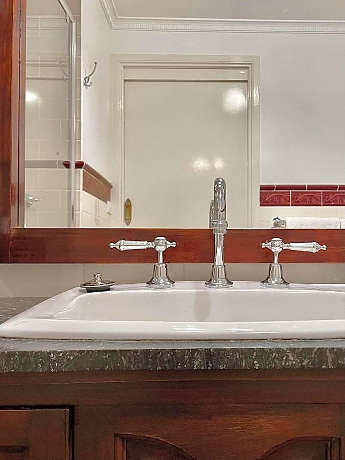 Victoria House Motor Inn