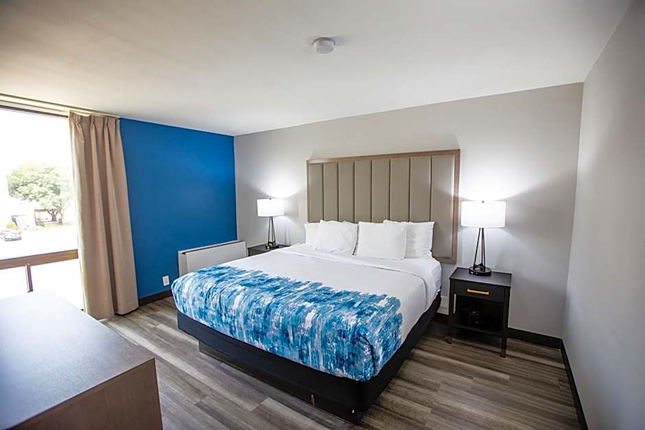 La Quinta Inn & Suites by Wyndham Dallas I-35 Walnut Hill