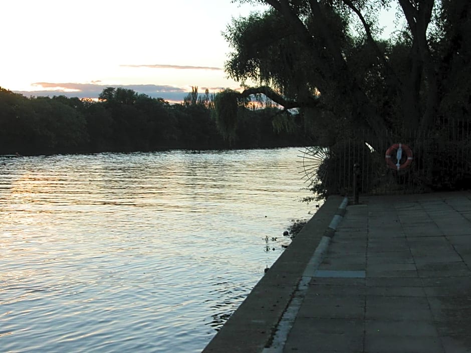 Chiswick Riviera with free parking