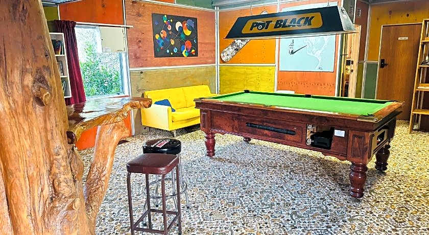 The Crossing Lodge and Backpackers