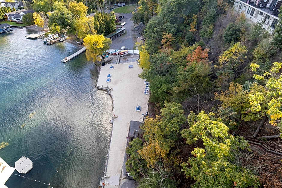 Canandaigua Lake Retreat with view and private beach access, foliage, hike, and Ski
