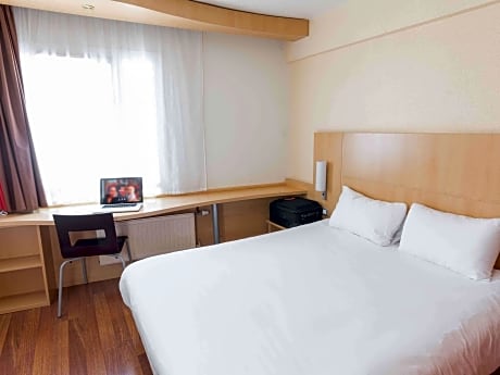 Standard Room with 3 single beds