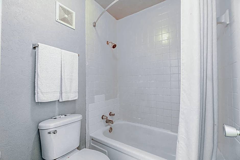 Castle Inn & Suites by OYO Lawton