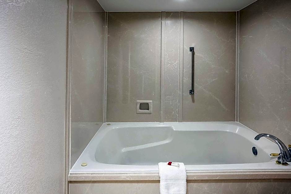 Days Inn & Suites by Wyndham Tyler