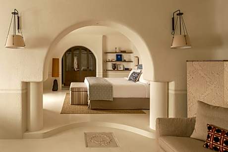 Grand Suite with Private Pool and Caldera View