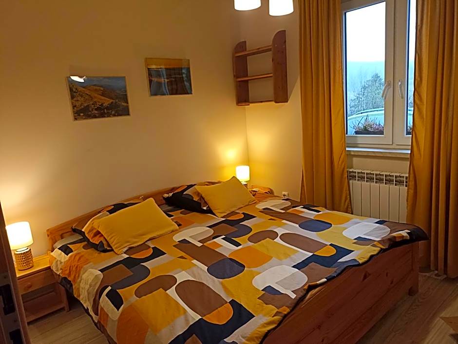 Domki i apartamenty nad jeziorem solińskim z basenem I widokiem na góry