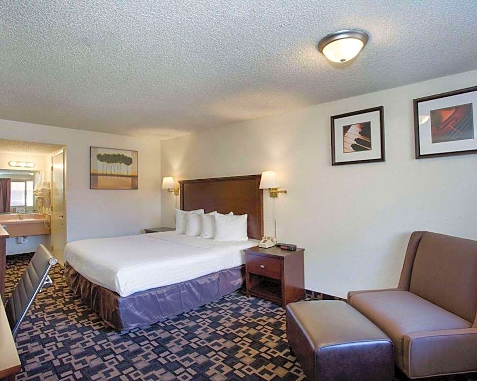 MorningGlory Inn & Suites