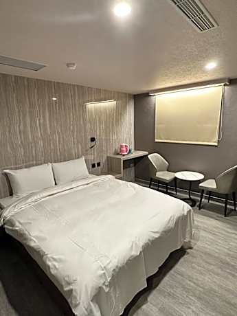 Single Room with Private Bathroom (Check-in after 18:00, check-out before 10:00)