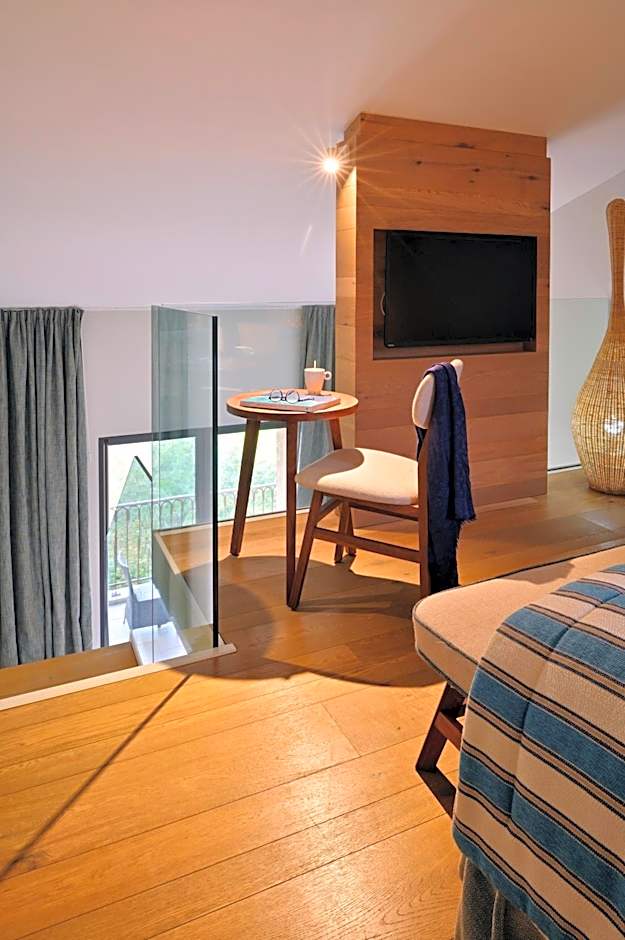 Photo 1 of 5 of Mezzanine Suite, Sea View