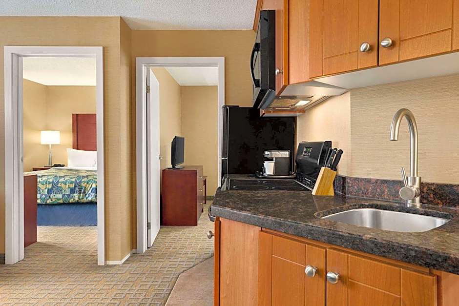 Travelodge by Wyndham Oshawa Whitby