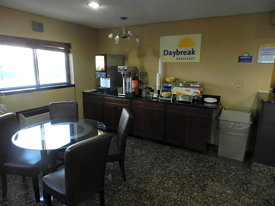 Days Inn by Wyndham Le Roy/Bloomington Southeast