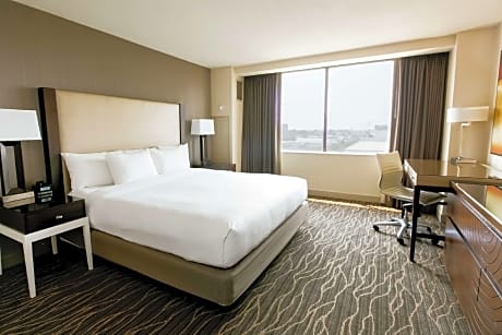 1 King 1 Bedroom Cabin Suite 1044 Sq Ft-living Rm-fully Equipped Kitchen Dining Table-2 Bathrooms-hd