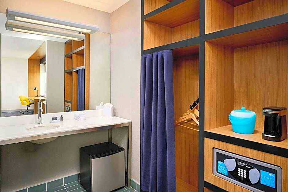 Aloft Montreal Airport