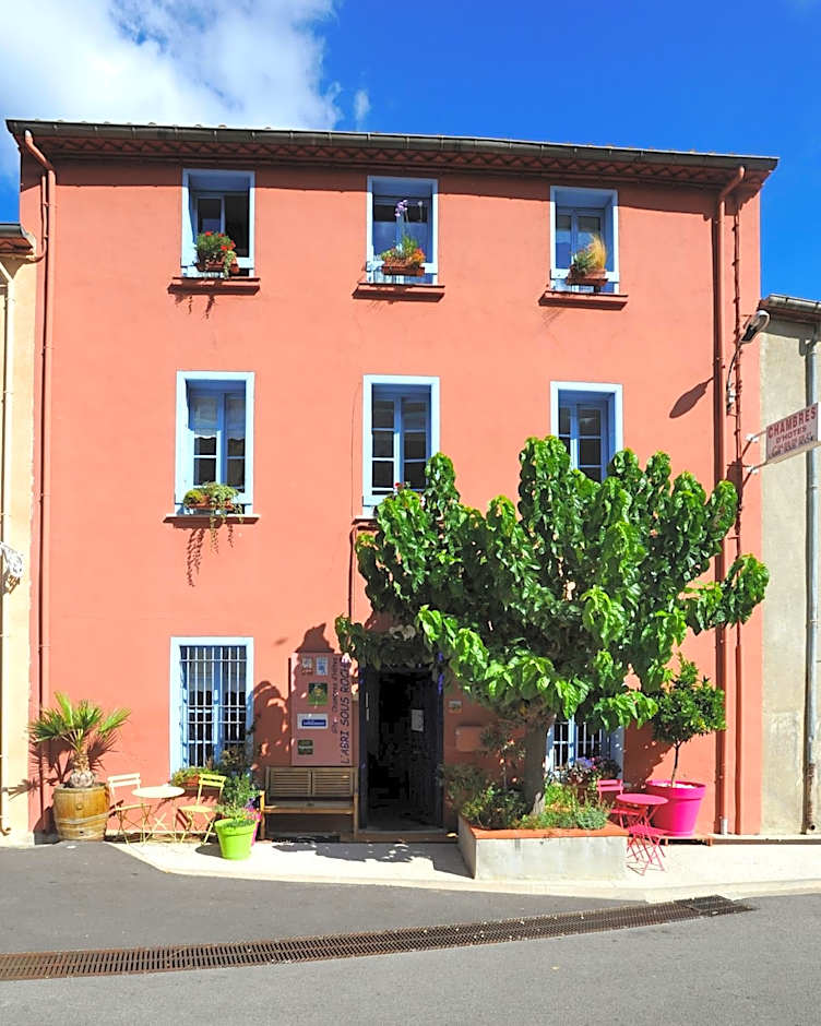 Chambres d'Hôtes et Gîtes- L'Abri sous Roche