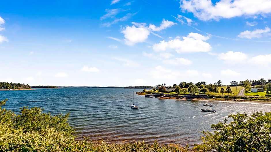 Bayview Pines Country Inn B&B