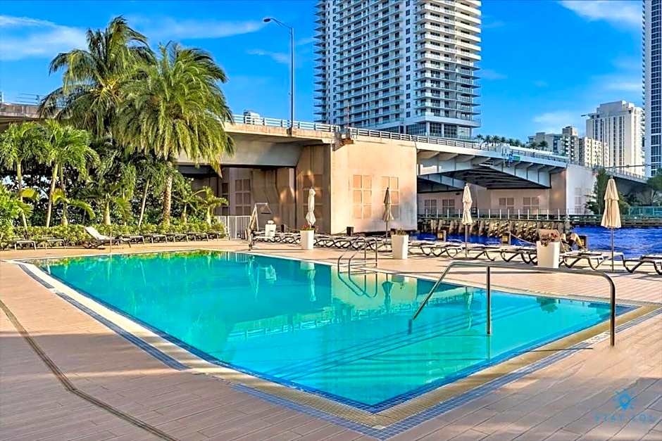 Spectacular View wBalcony Pool