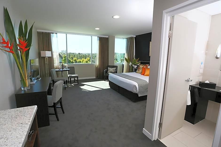 Springfield Lakes Hotel