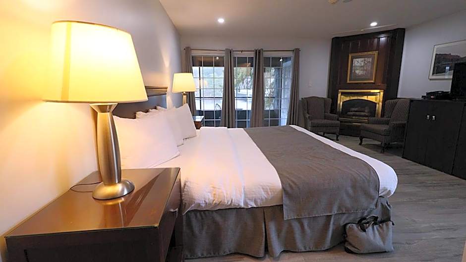 Algonquin Lakeside Inn