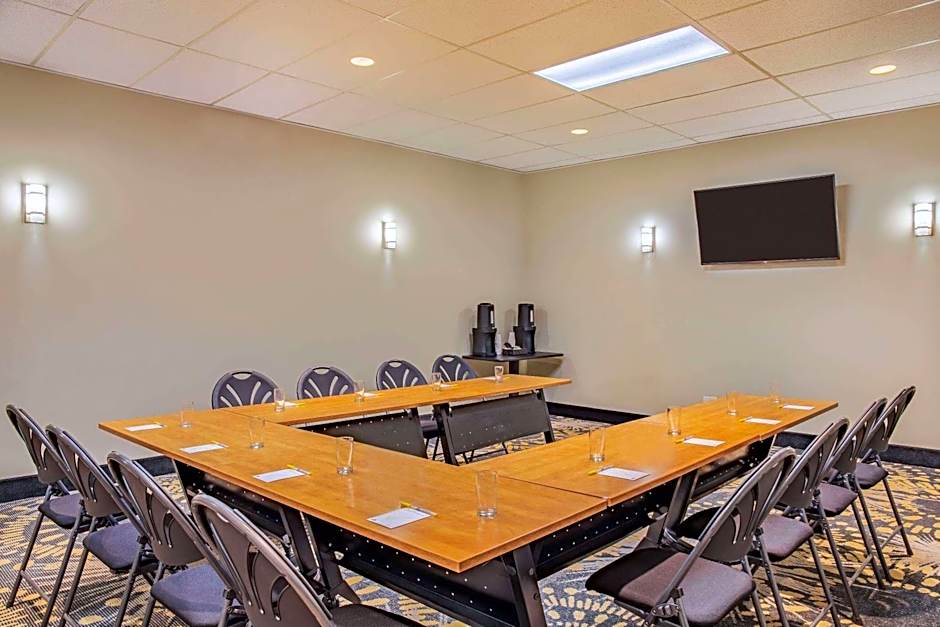 Days Inn & Conference Centre by Wyndham Cranbrook