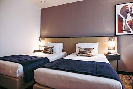 2 Bedroom Suite 1 King 2 Twin