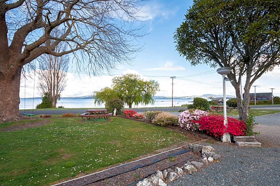 Jack & Di's Waiteti Lakefront Motel