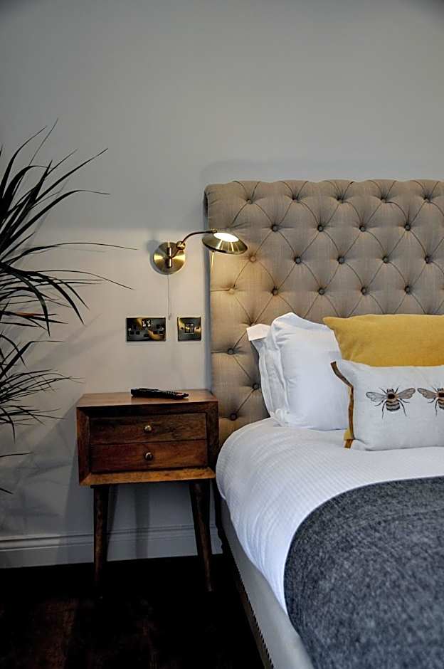 Upstairs at 33 - Self check in boutique accommodation in Worcester Centre