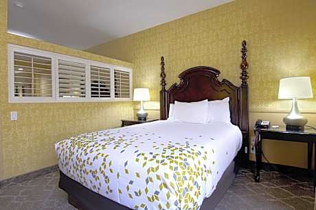 Deluxe Queen Room with Two Queen Beds - Non-Smoking